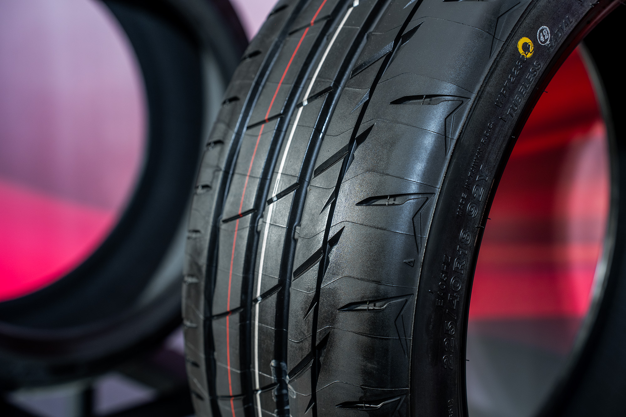 BRIDGESTONE POTENZA Adrenalin RE005 標誌性「A」字型溝槽有效提升過彎穩定性，展現精準受控的特質
